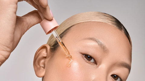 Kyseliny v péči o pleť: vyplatí se je zařadit do své beauty rutiny?